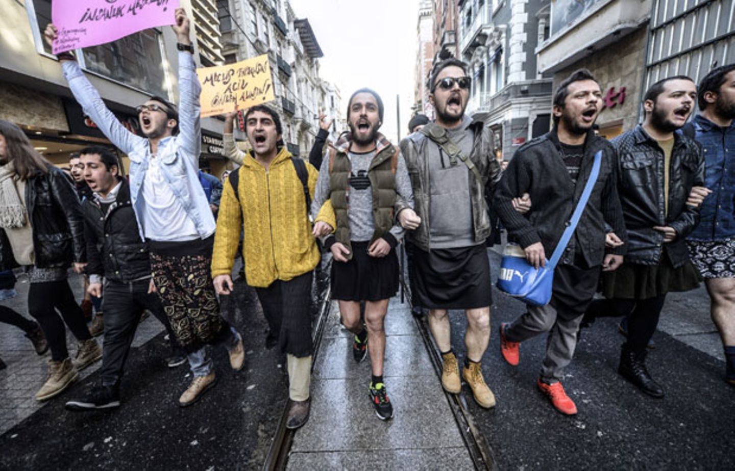 Türkische Männer protestieren in Miniröcken gegen sexuelle Gewalt