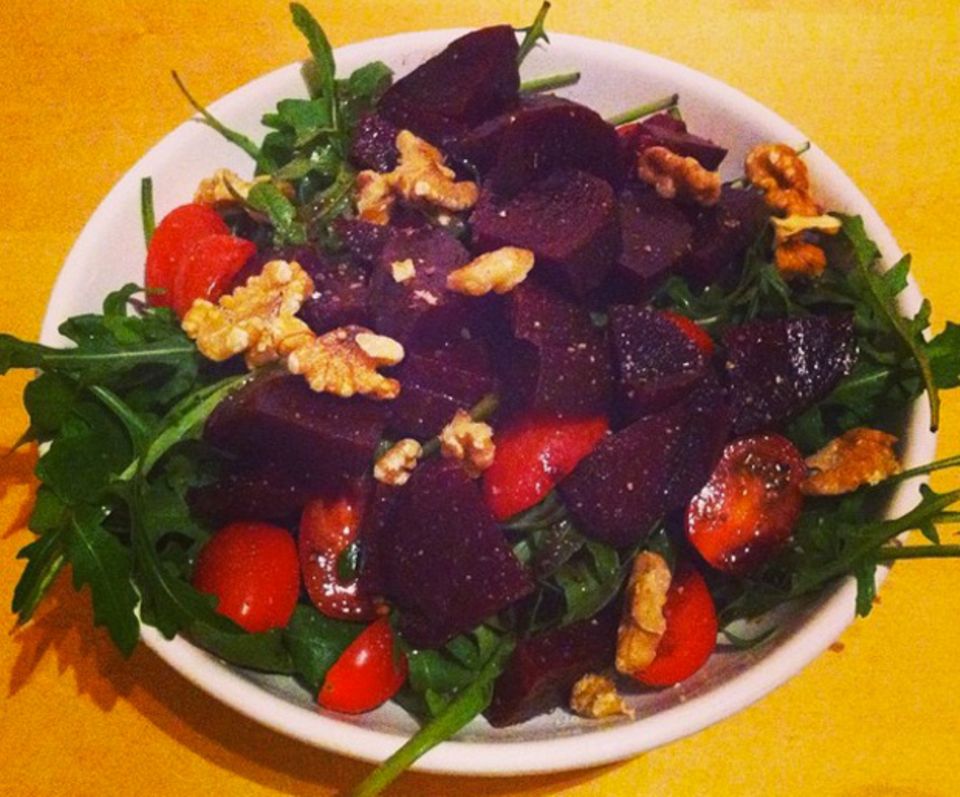 Zum Glück schmeckt gesund auch oft gut: Rucola-Salat mit Roter Bete, Walnüssen und Kirschtomaten