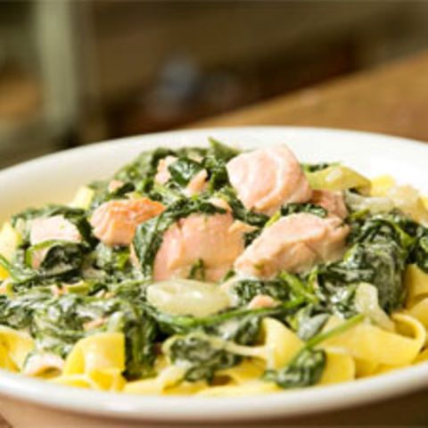 Bandnudeln mit frischem Spinat und Lachs