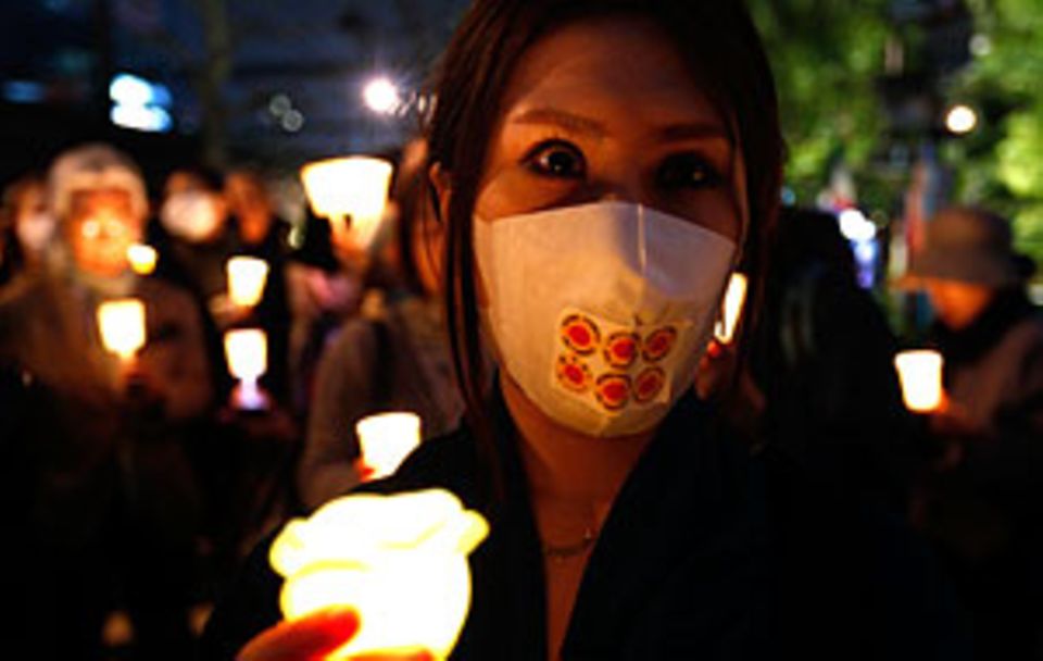 Stille Trauer: Im ganzen Land wird ein Jahr nach dem Tsunami der Opfer gedacht.
