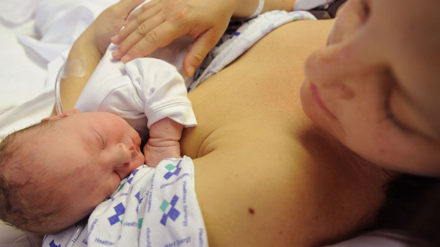 Ребенок первые дни после родов. Новорожденные дети в роддоме. Новорожденный в роддоме после родов.