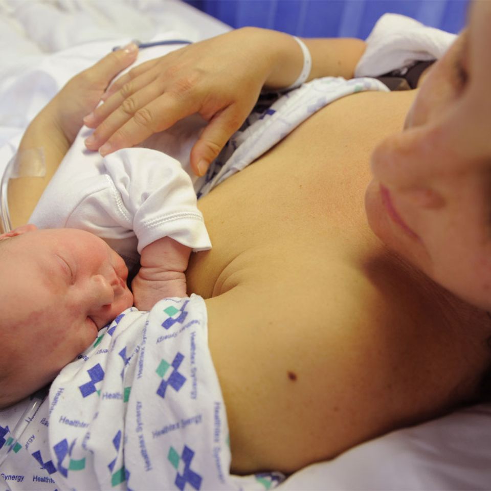 Neuer Kaiserschnitt-Trend? Mutter holt ihr Baby selbst aus dem Bauch
