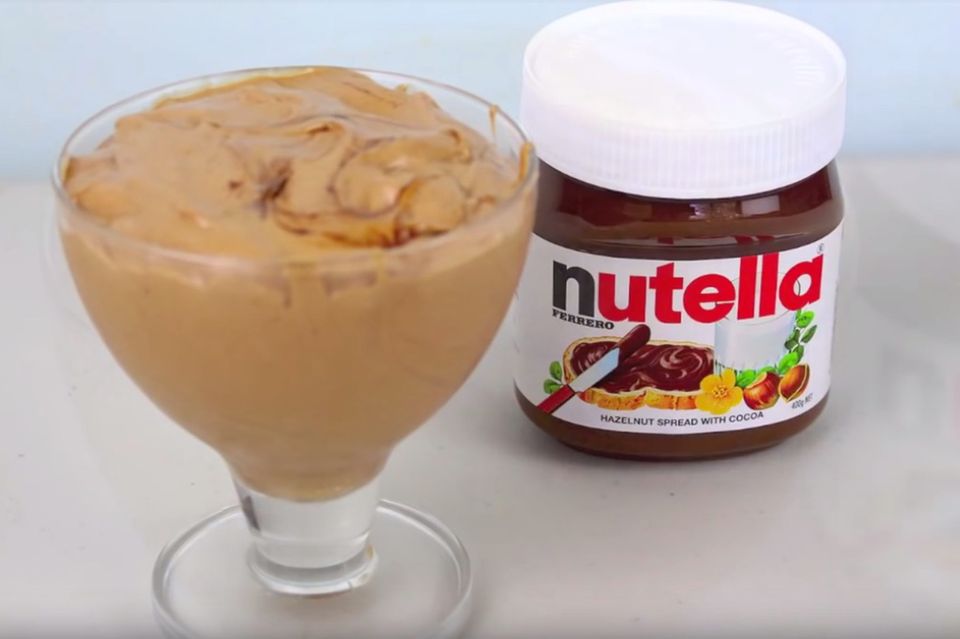 Nutella Eis: Glas mit Eiscreme neben Nutella-Glas