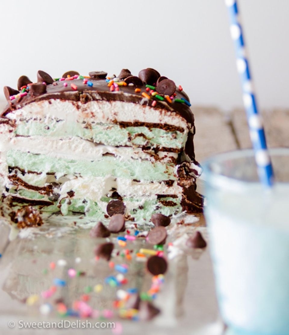 Eisglück vom Feinsten: Der Eiskuchen besteht aus verschiedenen Schichten Pfefferminzeis, Kekskrümeln und Sahne. Eisglück vom Feinsten: Der Eiskuchen besteht aus verschiedenen Schichten Pfefferminzeis, Kekskrümeln und Sahne.