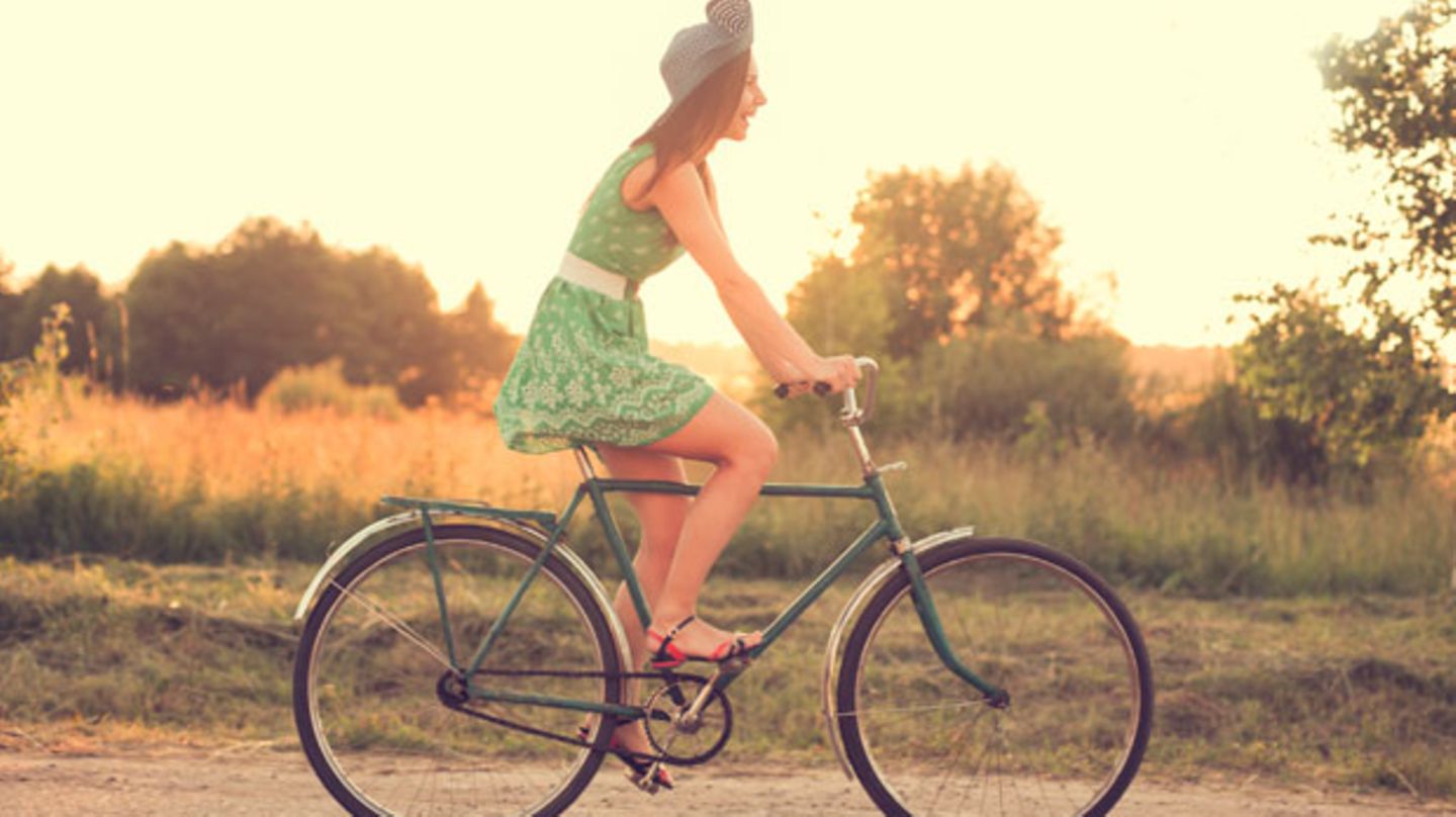 frauen auf fahrrad.unter.rock.bilder