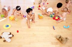 Kinder im Karton: So kreativ werden Eltern im Kita-Streik Kinder im Karton: So kreativ werden Eltern im Kita-Streik