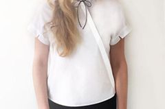 Matilda Kahls Büro-Uniform: weiße Seidenbluse, schwarze Hose, Lederschleife. Matilda Kahls Büro-Uniform: weiße Seidenbluse, schwarze Hose, Lederschleife.