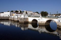Romantisch: Die Maurenstadt Tavira liegt am Fluss Gilão Romantisch: Die Maurenstadt Tavira liegt am Fluss Gilão