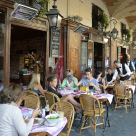 Geschützt unter den Arkaden: eine Runde durch die Pariser Cafés