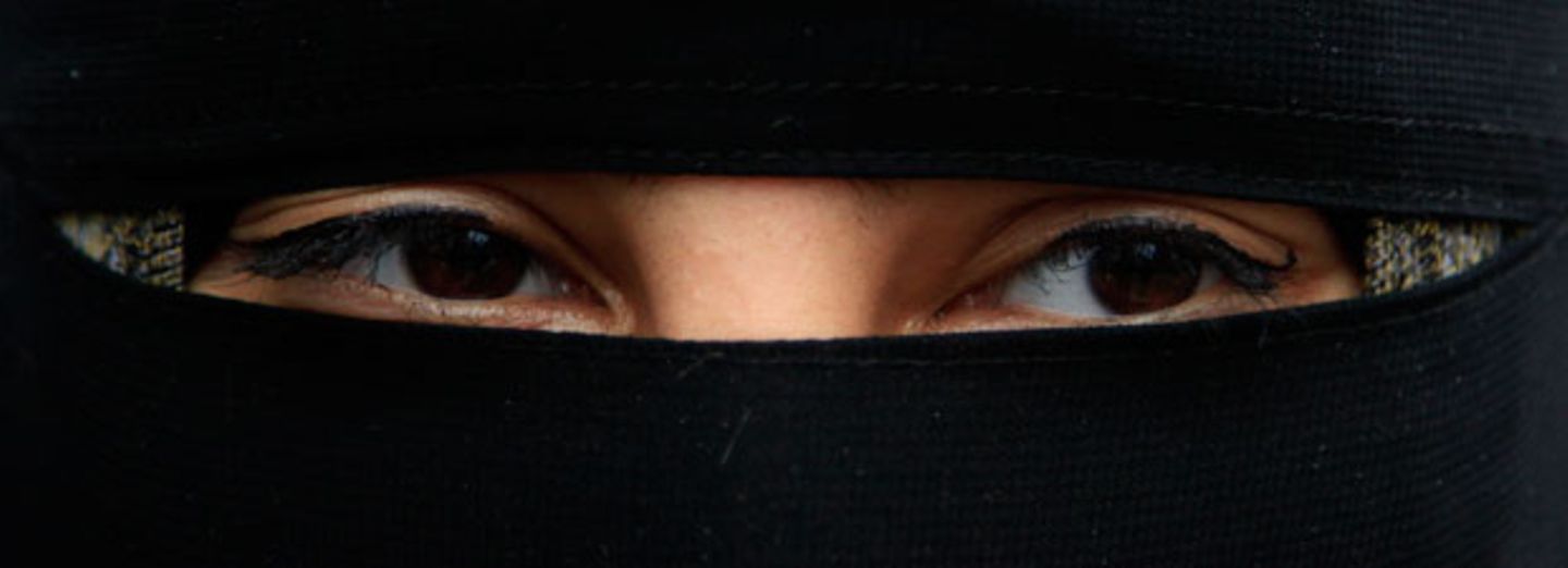 Frau in Burka aus Pariser Oper geworfen