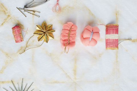Haarschmuck basteln - Kanzashi-Blüte fürs Haar