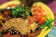 Extradick: Am Etappenziel mag man nur noch die Kaumuskeln bewegen, etwa im "Restaurant da Praia" in Arrifana. Extradick: Am Etappenziel mag man nur noch die Kaumuskeln bewegen, etwa im "Restaurant da Praia" in Arrifana.