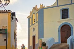 Obenauf: Die Kirche in der Altstadt von Aljezur liegt auf einer Anhöhe, dem Himmel so nah. Obenauf: Die Kirche in der Altstadt von Aljezur liegt auf einer Anhöhe, dem Himmel so nah.