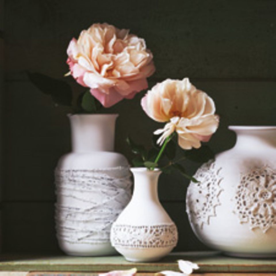 Alte Vasen verschönern - mit Spitzenuntersetzern
