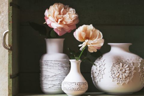 Alte Vasen verschönern: DIY-Vasen mit Spitzenuntersetzern