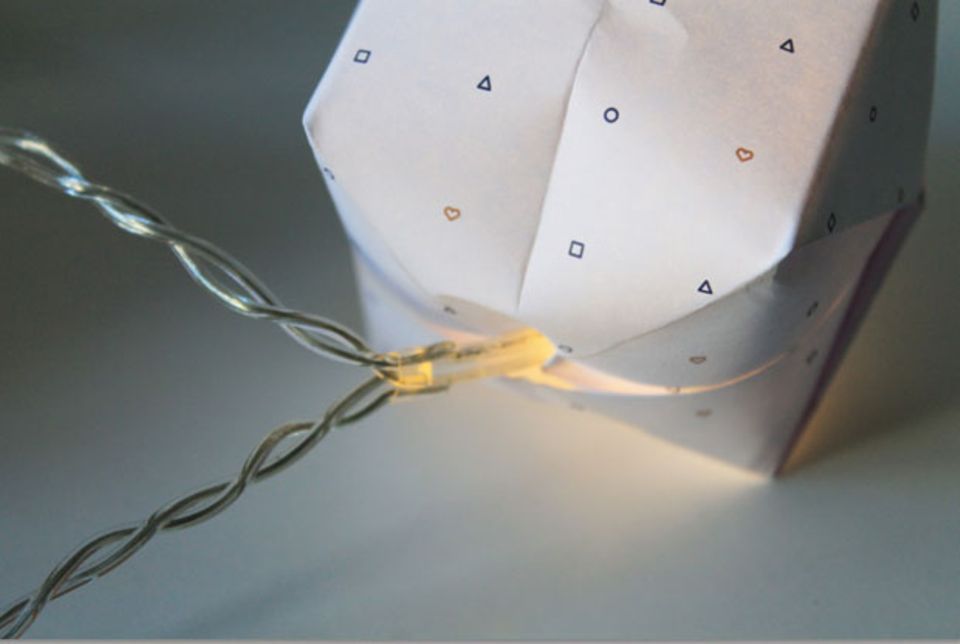 Origami-Lichterkette basteln - einfach selbstgemacht Origami-Lichterkette basteln - einfach selbstgemacht