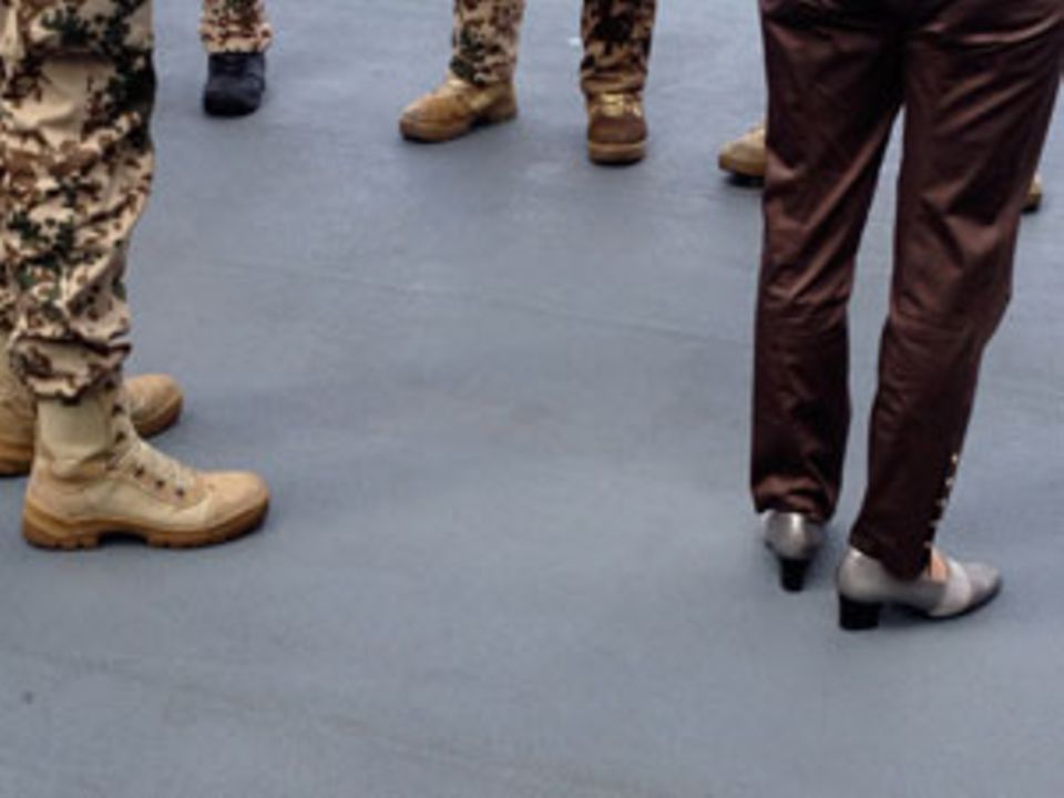 Immer schick: Die Schuhe der Ministerin und die von Marinesoldaten