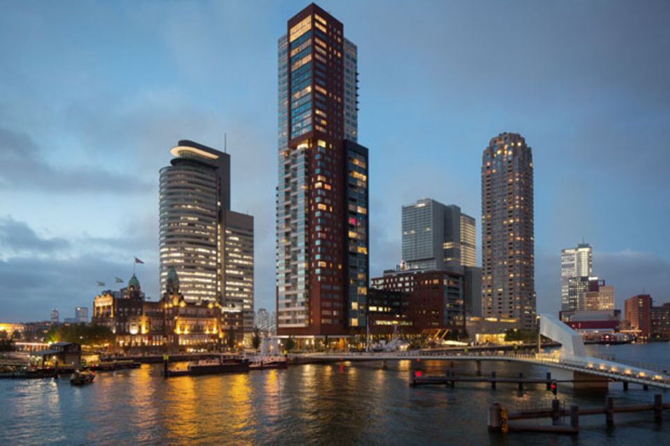 Zwischen den neuen Büro-Türmen berühmter Architekten wirkt das "Hotel New York" winzig klein. Zwischen den neuen Büro-Türmen berühmter Architekten wirkt das "Hotel New York" winzig klein.