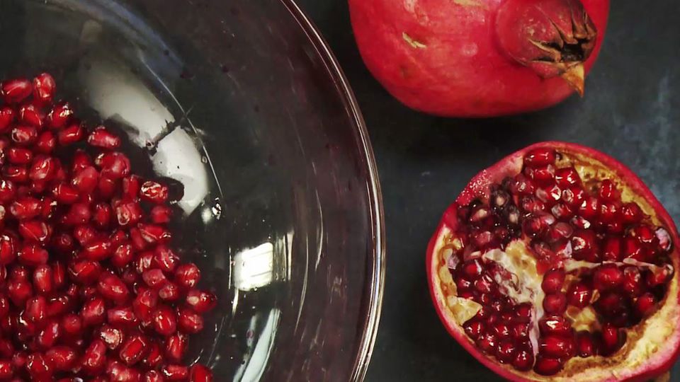 Granatapfel öffnen: So entkernt ihr ihn richtig