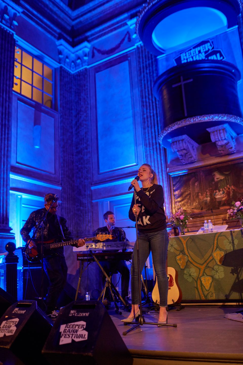 Leslie Clio bei ihrem Auftritt in der St. Pauli-Kirche auf dem Hamburger Reeperbahn Festival 2015.