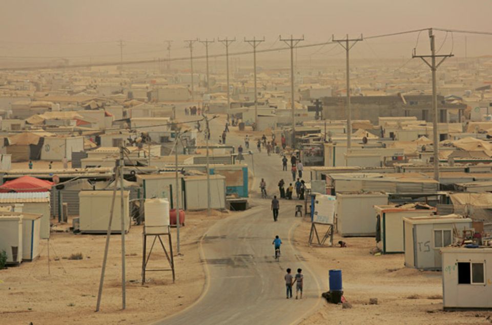 Das Zaatari-Camp im Sandsturm. Hier leben 83.000 Menschen, es ist das zweitgrößte Camp der Welt.