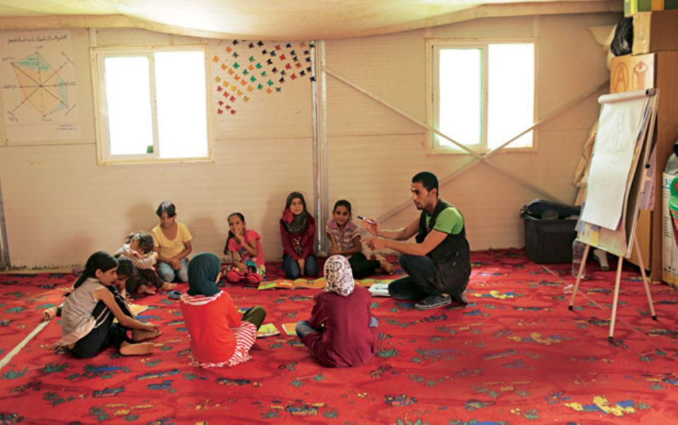 Unterricht im "Child Family Center": Ein Lehrer klärt Mädchen über ihre Rechte auf.