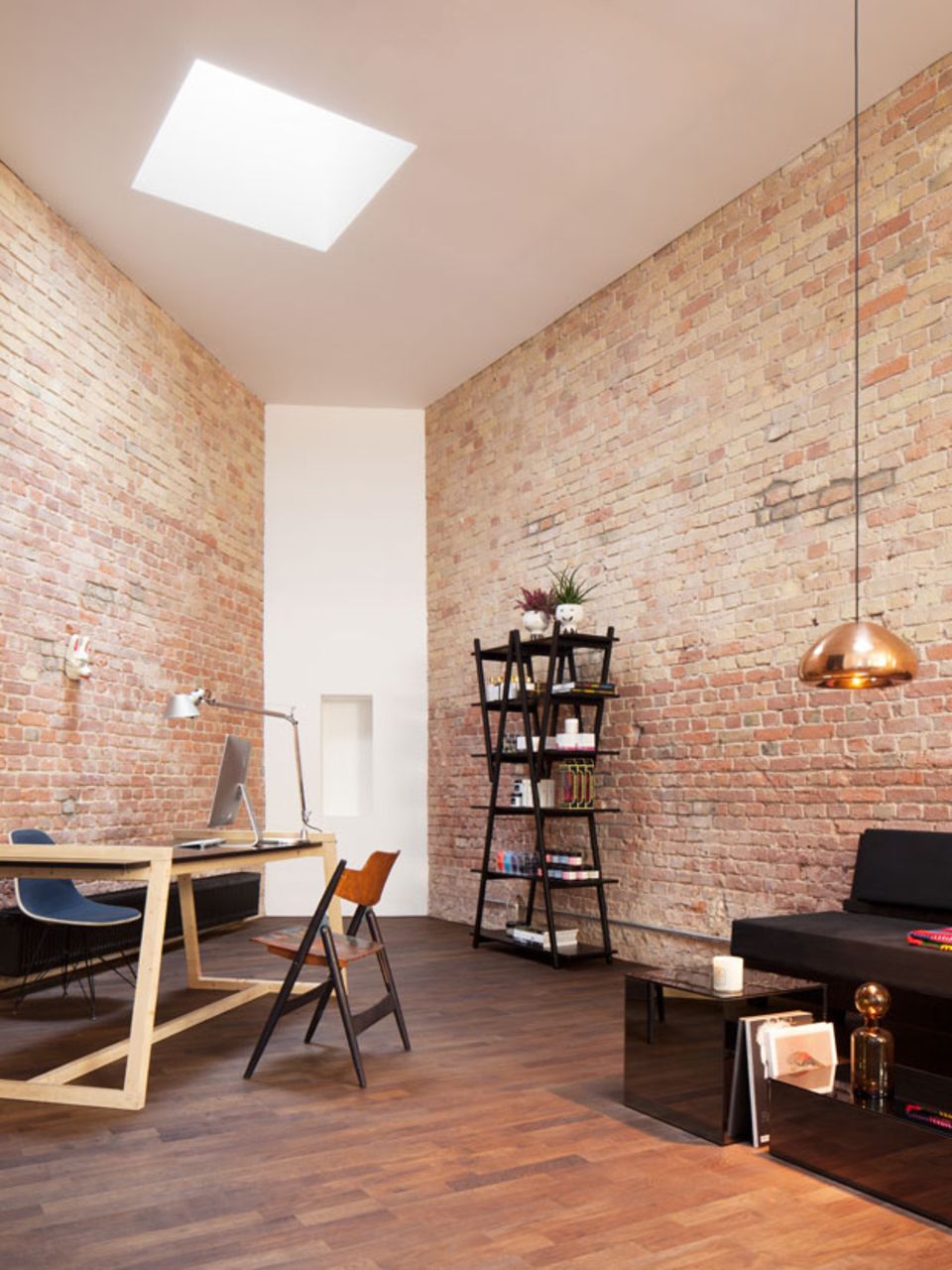 Stilsicher: Das Interieur erinnert eher an eine coole Wohnung als an einen funktionalen Friseur-Salon. Stilsicher: Das Interieur erinnert eher an eine coole Wohnung als an einen funktionalen Friseur-Salon.