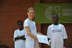 Das Operndorf, Schlingensiefs Projekt in Burkina Faso, hat inzwischen 16 Häuser, eine Kantine und eine Schule, aber es ist noch viel zu tun Das Operndorf, Schlingensiefs Projekt in Burkina Faso, hat inzwischen 16 Häuser, eine Kantine und eine Schule, aber es ist noch viel zu tun