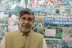 Kailash Satyarthi, der neben Malala den Friedensnobelpreis bekommt, ist Gründer der Organisation Bachpan Bachao Andolan (Bewegung zur Rettung der Kindheit) und kämpft seit über 20 Jahren gegen Kinderarbeit Kailash Satyarthi, der neben Malala den Friedensnobelpreis bekommt, ist Gründer der Organisation Bachpan Bachao Andolan (Bewegung zur Rettung der Kindheit) und kämpft seit über 20 Jahren gegen Kinderarbeit