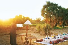 Hingabe: Gasser, erster Steward auf der "Dahabeya", tut alles, damit es uns an nichts fehlt. Sogar an die Stehlampe beim Picknick hat er gedacht Hingabe: Gasser, erster Steward auf der "Dahabeya", tut alles, damit es uns an nichts fehlt. Sogar an die Stehlampe beim Picknick hat er gedacht