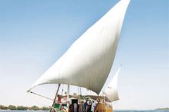 Gesegelt wird auf einer "Dahabeya" - einem Zweimaster ohne Motor Gesegelt wird auf einer "Dahabeya" - einem Zweimaster ohne Motor