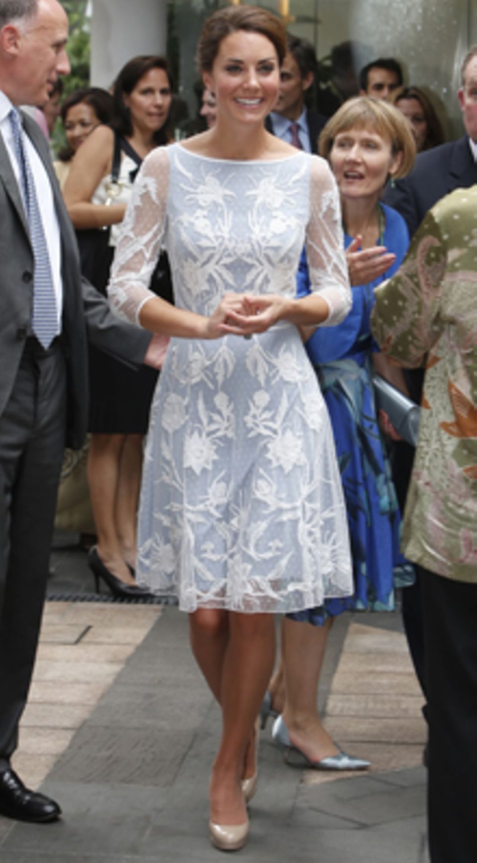 Herzogin Kate im hellblauen Spitzenkleid.