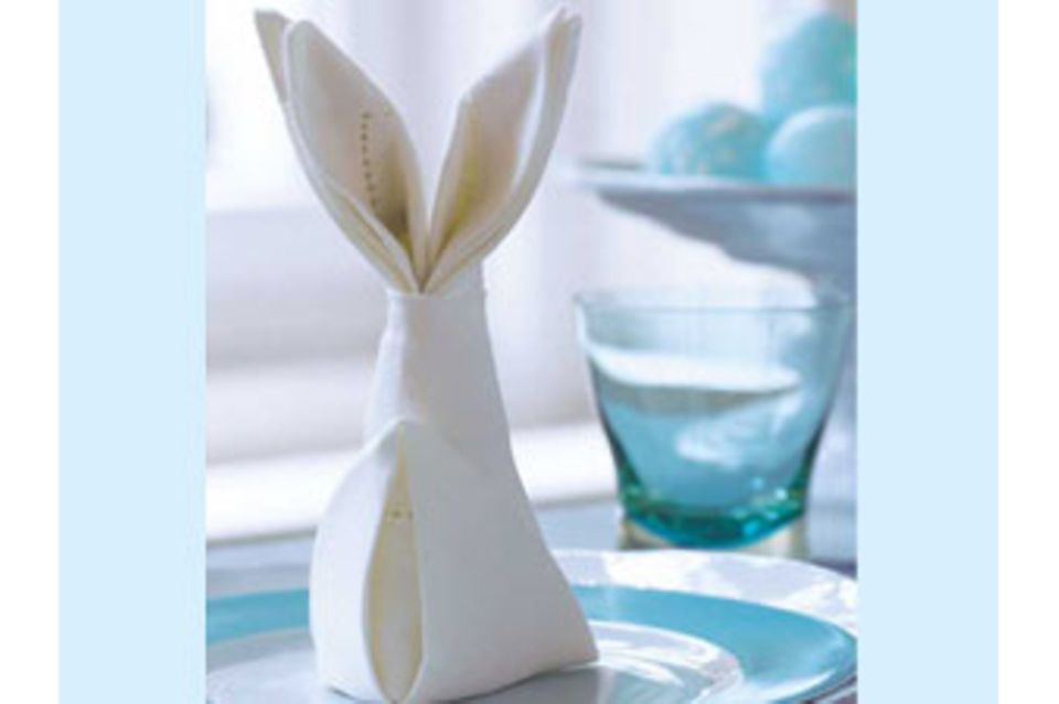 Servietten falten zu Ostern: Anleitung Schritt 8