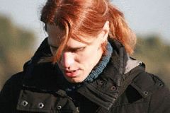 Andrea Krieger, 35, ist Systemadministratorin und wurde mit männlichen Geschlechtsmerkmalen geboren. Nach Jahren großer Unsicherheit über das, was sie ist, bekannte sie sich mit 27 als transsexuell, begann eine begleitende Psychotherapie und in der Folge die Einnahme gegengeschlechtlicher Hormone. 2011 ließ sie ihren Vornamen und ihr Geschlecht auch rein rechtlich ändern. Sie lebt seither mit ihrer Freundin, die sie noch aus der Schulzeit kennt, und deren Kindern zusammen und ist ehrenamtliche Sprecherin bei SchLAu NRW. Andrea Krieger, 35, ist Systemadministratorin und wurde mit männlichen Geschlechtsmerkmalen geboren. Nach Jahren großer Unsicherheit über das, was sie ist, bekannte sie sich mit 27 als transsexuell, begann eine begleitende Psychotherapie und in der Folge die Einnahme gegengeschlechtlicher Hormone. 2011 ließ sie ihren Vornamen und ihr Geschlecht auch rein rechtlich ändern. Sie lebt seither mit ihrer Freundin, die sie noch aus der Schulzeit kennt, und deren Kindern zusammen und ist ehrenamtliche Sprecherin bei SchLAu NRW.