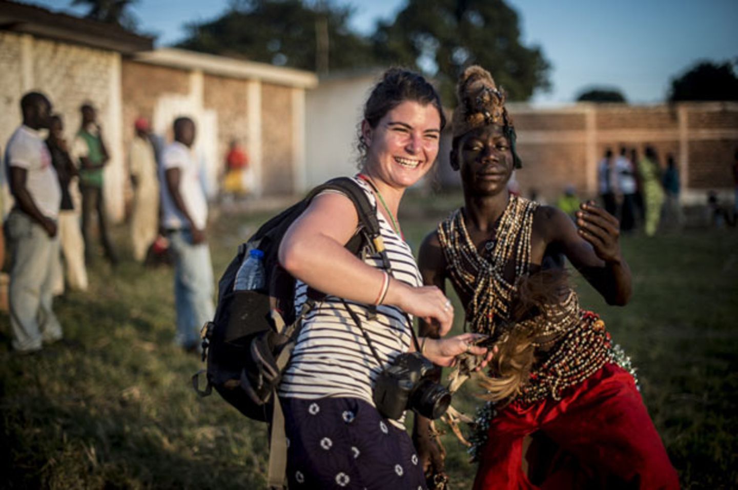 Camille Lepage mit einem einheimischen Tänzer im Bonga Bonga Stadion in Bangui/Zentralafrikanische Republik