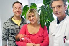 Tobias Basler; Tamara Ziegler mit Marlena; Dr. Lothar Kornalik, Facharzt für Innere Medizin und Nephrologie am Klinikum St. Marien Amberg Tobias Basler; Tamara Ziegler mit Marlena; Dr. Lothar Kornalik, Facharzt für Innere Medizin und Nephrologie am Klinikum St. Marien Amberg