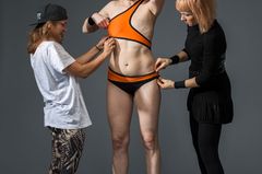 Elina Halttunen (Mitte) hatte die Idee zu "Monokini 2.0". Making of