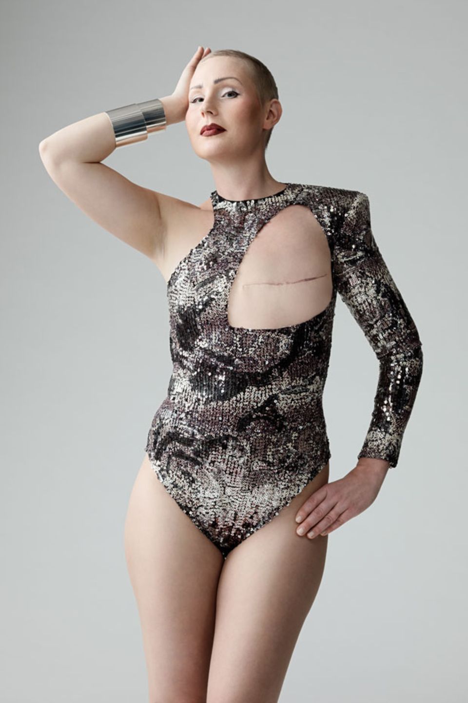Selbstbewusste Pose mit Narbe: Model Katja in einem Badeanzug von Designer Mert Otsamo.