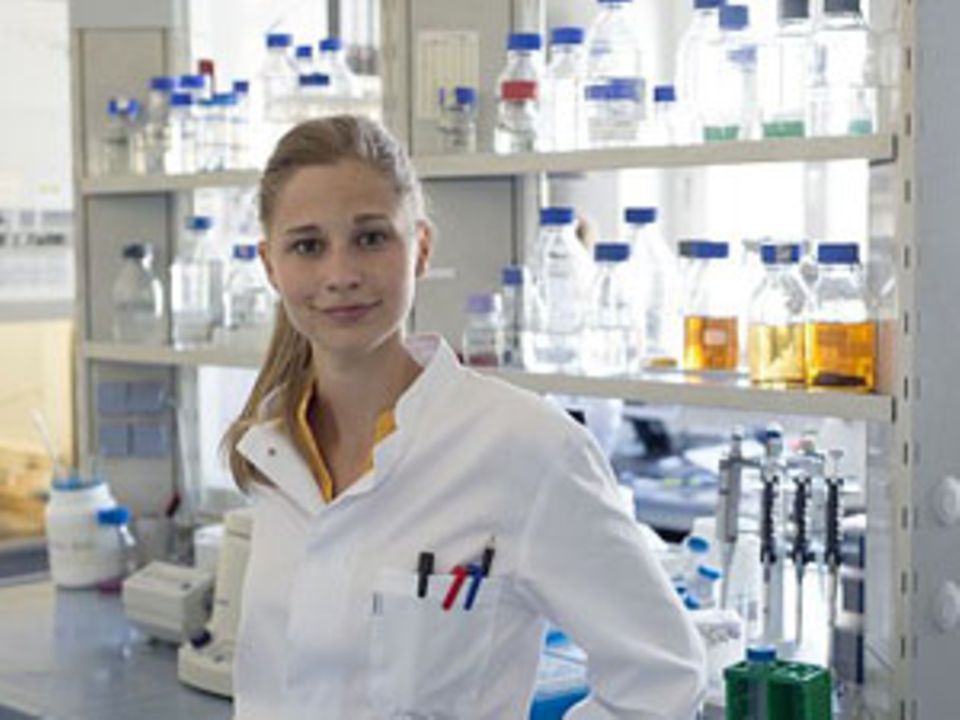Medizinstudentin Giulia Enders (24) forscht für ihre Doktorarbeit am Institut für Mikrobiologie und Krankenhaushygiene in Frankfurt am Main.