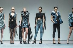Models präsentieren die Kollektion von Karen Jessen beim Finale des "The EcoChic Design Award" Models präsentieren die Kollektion von Karen Jessen beim Finale des "The EcoChic Design Award"