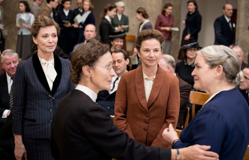 Die vier Mütter des Grundgesetzes (v.l.): Elisabeth Selbert (Iris Berben), Helene Wessel (Eleonore Weisgerber), Friederike Nadig (Lena Stolze) und Helene Weber (Petra Welteroth) Die vier Mütter des Grundgesetzes (v.l.): Elisabeth Selbert (Iris Berben), Helene Wessel (Eleonore Weisgerber), Friederike Nadig (Lena Stolze) und Helene Weber (Petra Welteroth)