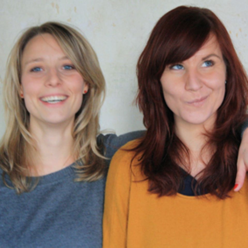 Sophie Pester und Catharina Bruns sind leidenschaftliche Unternehmerinnen und Selbermacher. Sie gründeten zusammen die Unternehmen supercraft und Lemon Books, organisieren den hello handmade Design Markt, veröffentlichen die Interview-Reihe "superwork" (gemeinsam mit der freien Autorin Alicia Metz) und stehen hinter dem Projekt workisnotajob. Das gleichnamige Buch "work is not a job - Was Arbeit ist, entscheidest du!" ist 2013 im Campus Verlag erschienen. Sie leben und arbeiten in Berlin. Sophie Pester, 31, und Catharina Bruns, 34, sind Designerinnen, passionierte Selbermacherinnen und Gründerinnen von supercraft. Dort verschicken sie alle zwei Monate innovative DIY-Kits an Menschen, die Lust haben, selbst kreativ zu werden.