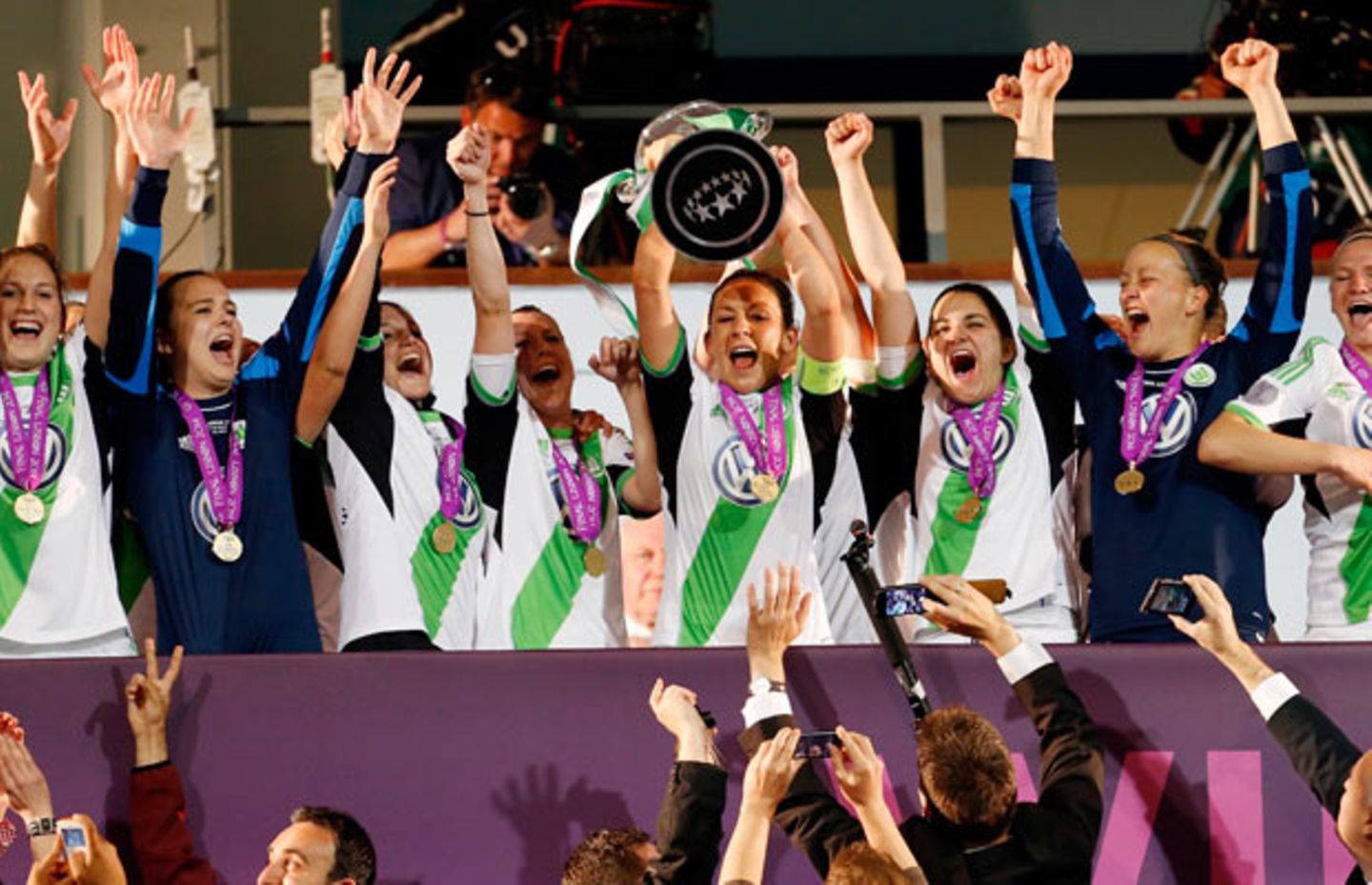Fußballerinnen vom VfL Wolfsburg verteidigen Titel Fußballerinnen vom VfL Wolfsburg verteidigen Titel