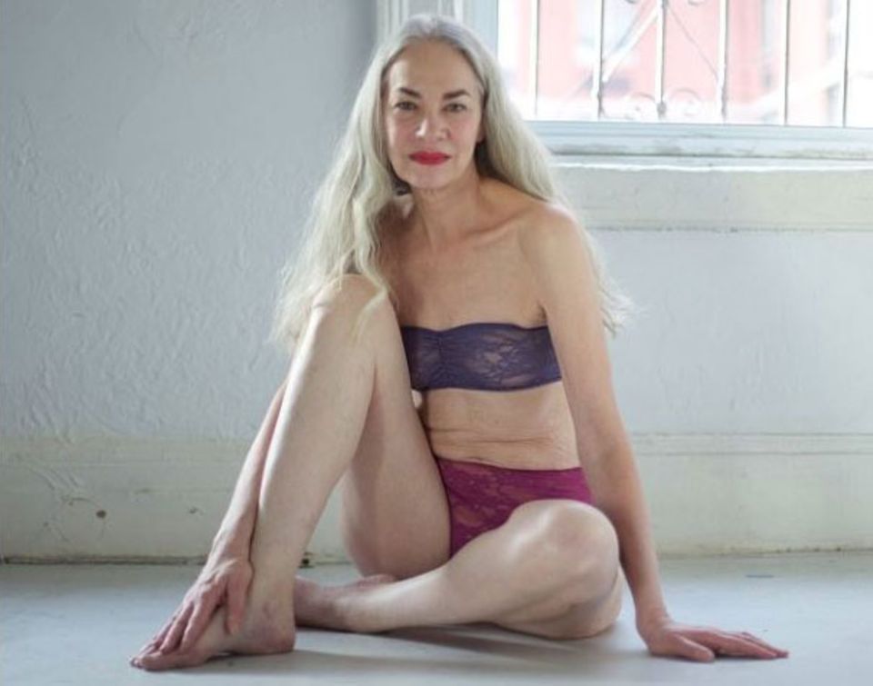 Unterwäsche mal anders präsentiert - vom 62-jährigen Model Jacky O'Shaughnessy