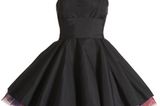 Schwarzes, trägerloses Kleid mit Pettycoat, mit Tüll in verschiedenen Farben unterlegt. Von H&M, ca. 40 Euro.