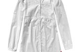 Weiße, taillierte und leicht ausgestellte Bluse mit Biesen von edc by Esprit, um 46 Euro.