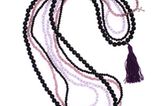 Lange Perlenketten mit verschiedenen Anhängern, ca. 60 Euro von Escapulario. Über www.escapulario.com