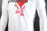 Im Kampf gegen vorschnelle Verurteilung: Vivienne Westwoods Shirt, das auf den Laufstegen für ordentlich Furore sorgte, könnt ihr in ihrem Online Store  www.hervia.com für ca. 50 Pfund bestellen.