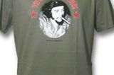Diesmal nicht in rot, sondern in oliv: Che Guevaras Kopf auf eurer Brust kostet um 14 Euro bei www.shirt66.de