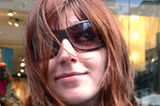 Wer guckt denn da so keck unter den Haaren hervor? Das ist Sylvia, 24, aus Polen, die in Hamburg beim NDR arbeitet. Ihre Brille hat sie bei Bijou Brigtte gekauft.